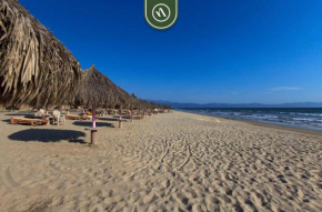 Cozy Beachfront Studio - Beach Club - Pools